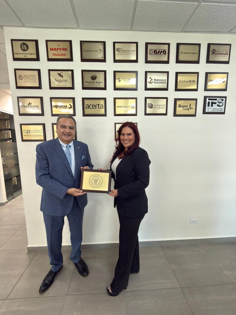 Entrega de placa institucional CONALPROSE
