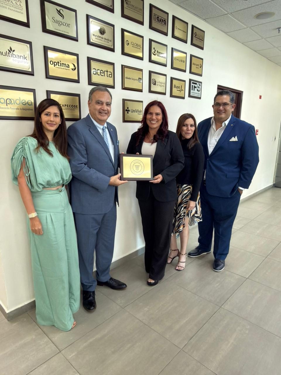 Entrega de placa institucional CONALPROSE